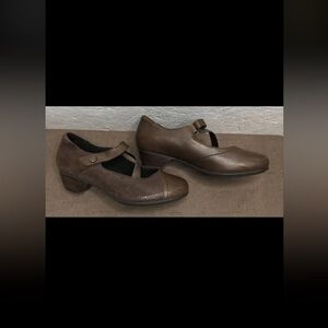 Excellent Aravon Portia Women's Heels Brown Leather 9.5D Wide Work Career Pumps